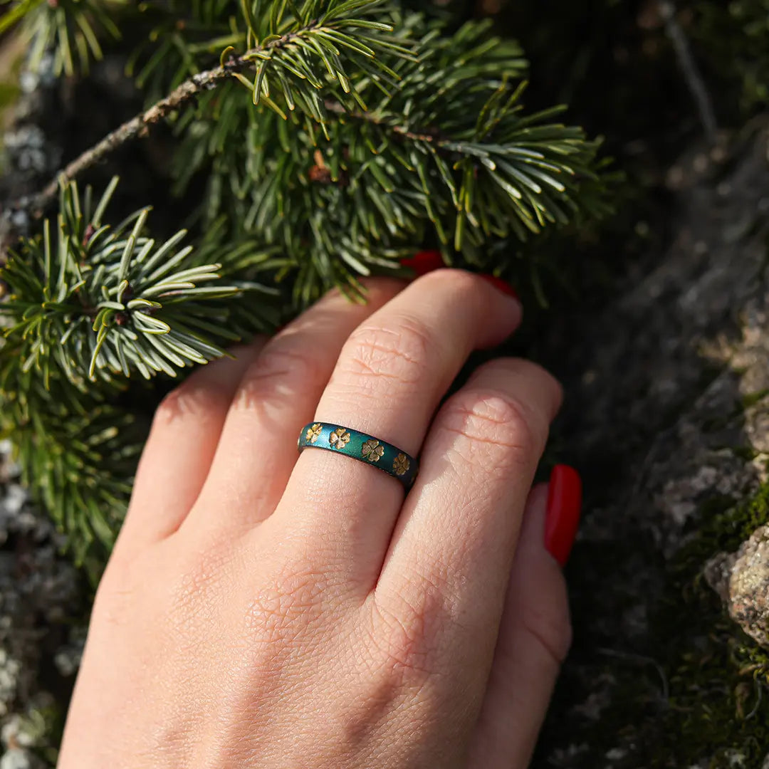 Gold Lucky Clover on Arc 4mm