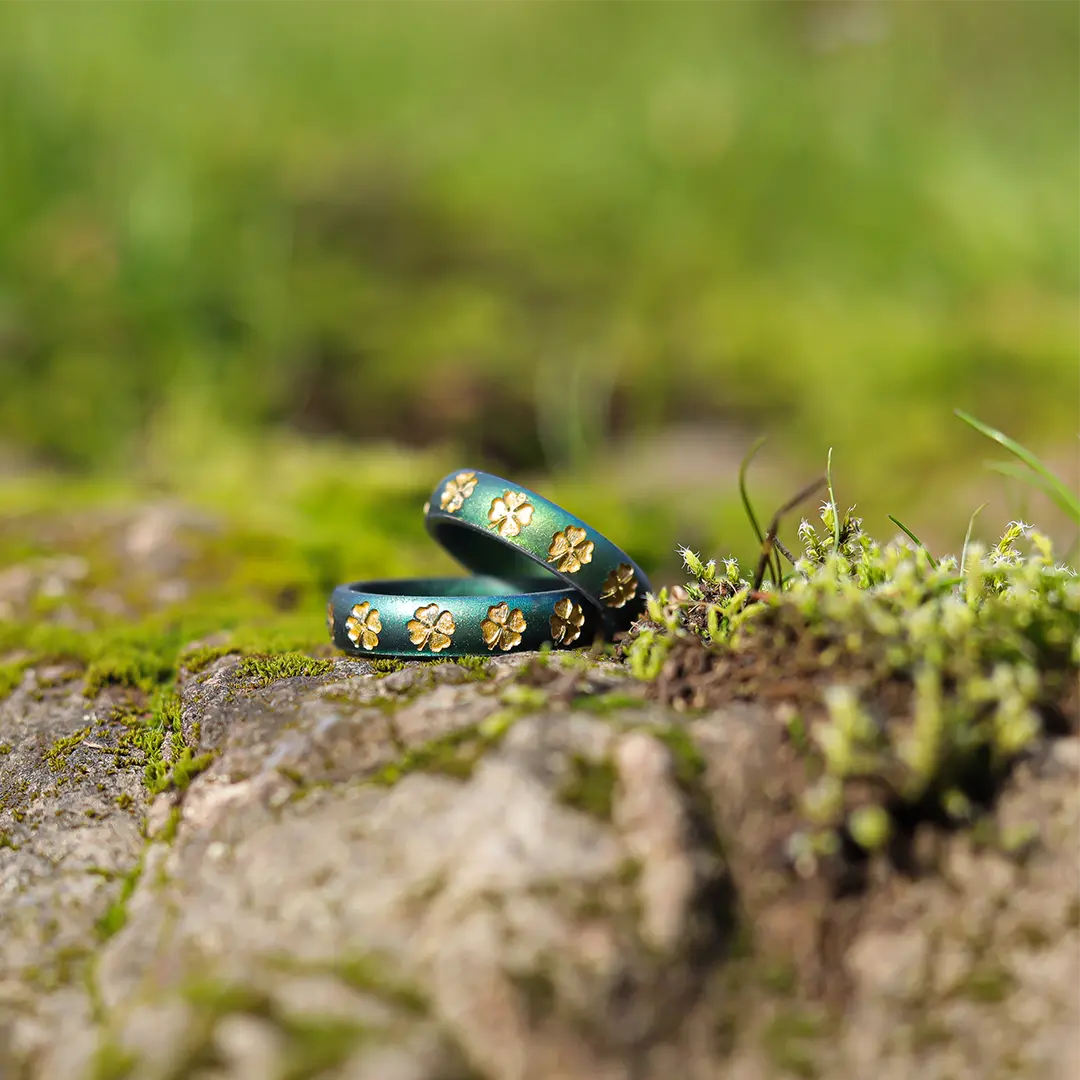 Gold Lucky Clover on Arc 4mm