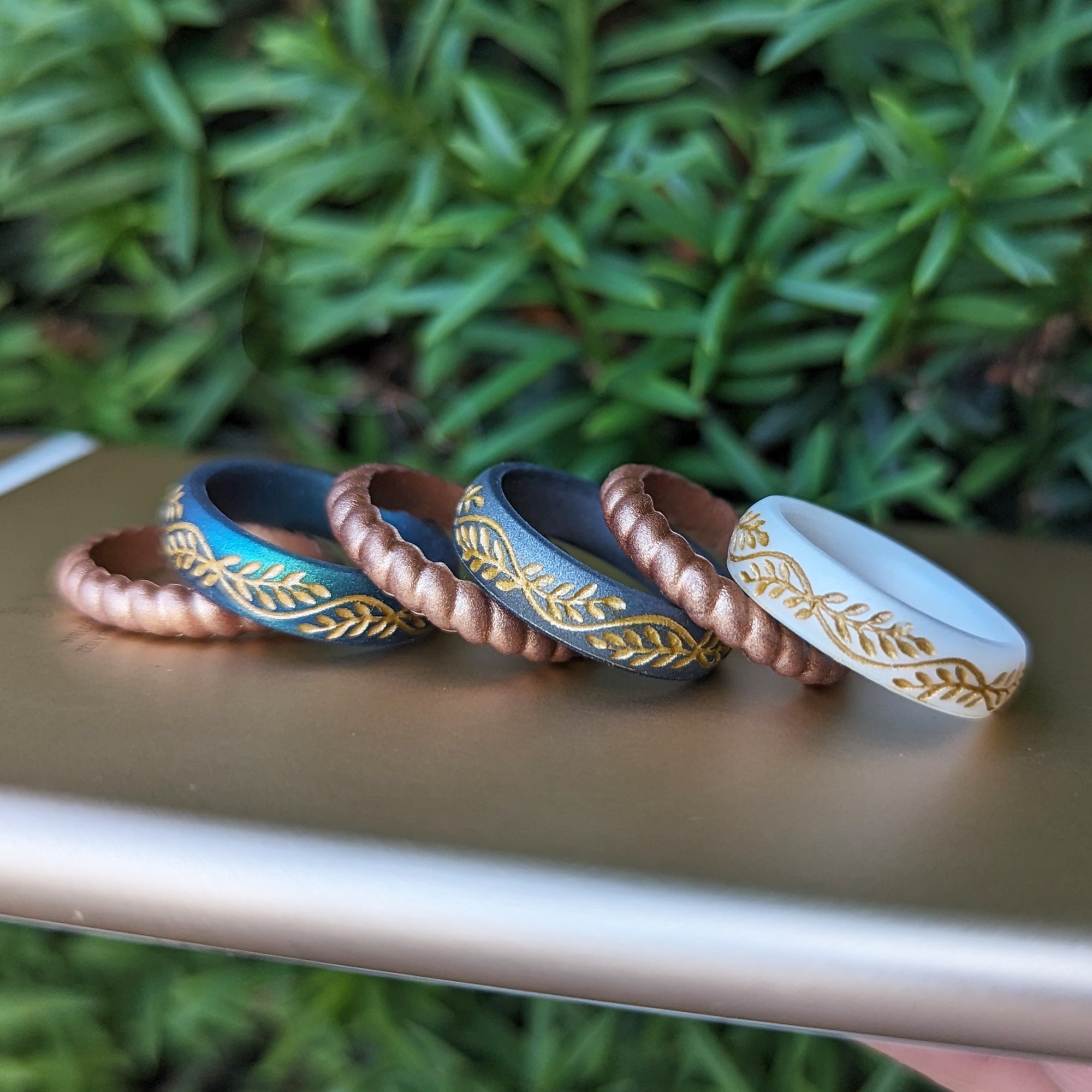 Gold Laurel Silicone Ring on Arc 4mm