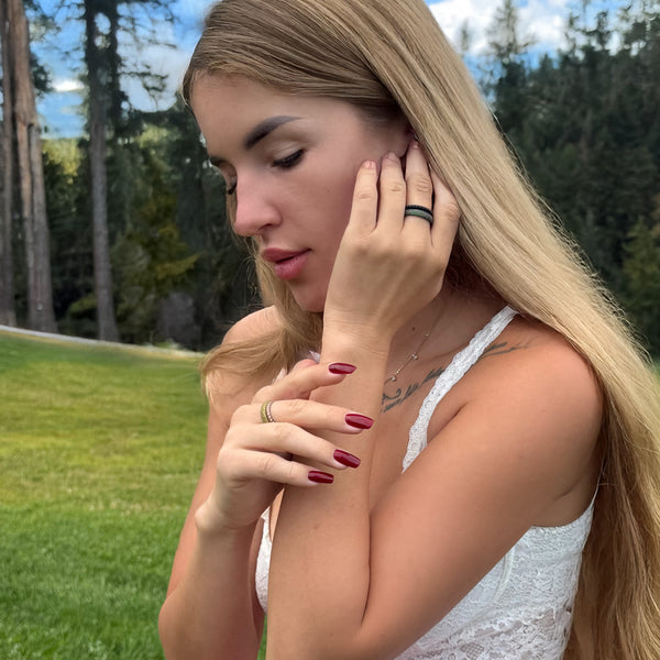 Nordic Bloom Silicone Ring, Engraved with Silver Inlay - Arc 4mm