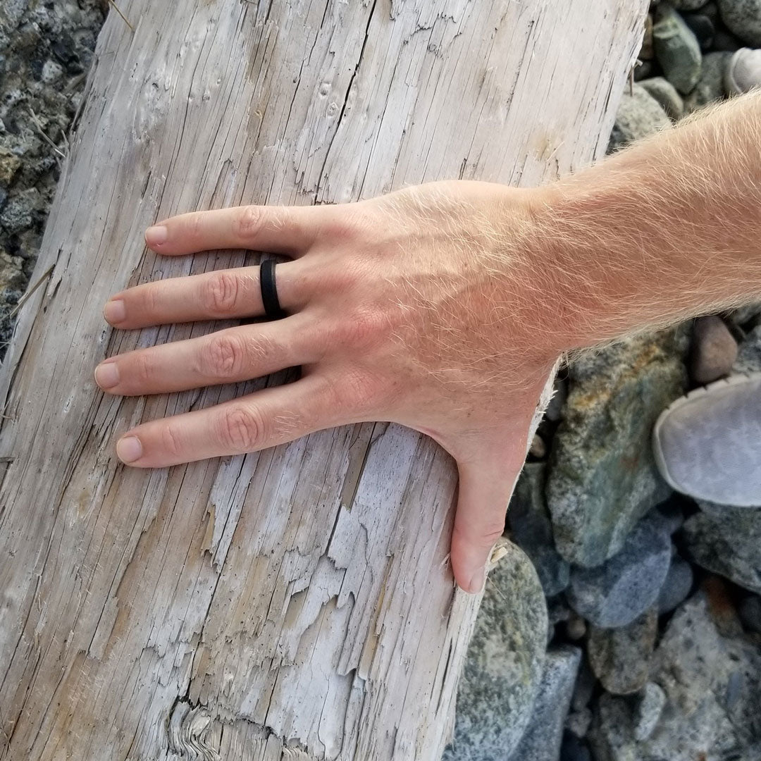 に Knot Theory Athletic High Performance Black Silicone Wedding Rings