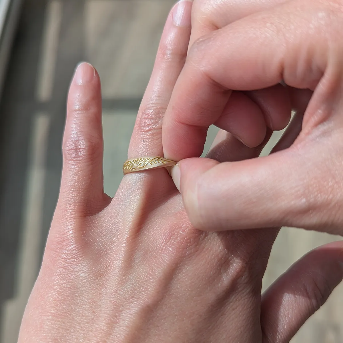 Gold Laurel Silicone Ring on Arc 4mm